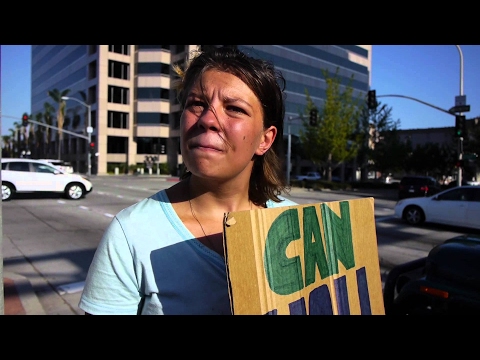 Видео: Молодая бездомная девушка — студентка колледжа, «вывешивающая плакат» в Пасадене