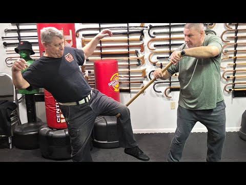 Видео: Самооборона с тростью: плюсы и минусы использования посоха для захвата.