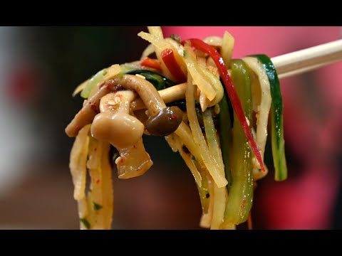 Видео: Картофельный салат по-Корейски. Готовьте побольше, невозможно остановиться есть. Шеф Андрей