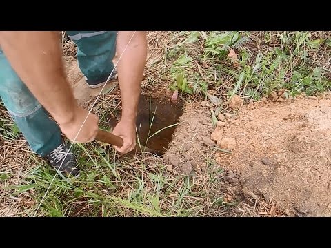 Видео: Как выкопать глубокую яму под железобетонный столб