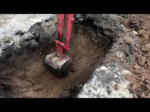 Видео: МТЗ 82 ( эксковатор ) Копаем яму в мерзлой земле !!!