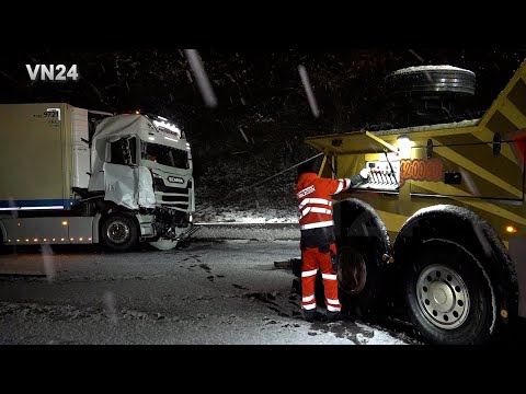 Видео: VN24 - Эвакуатор борется с обледенелой дорогой во время эвакуации грузовика