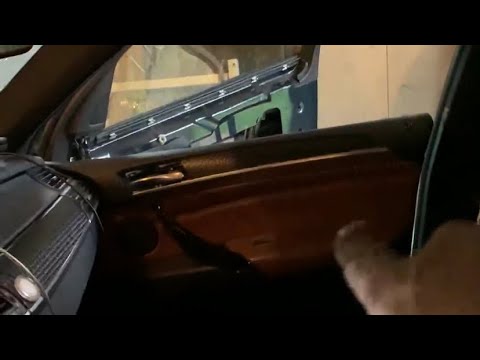 Видео: BMW 71 x6 как открыть заклинившую дверь как открыть замок