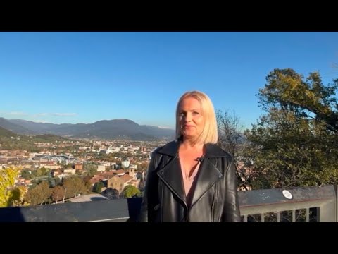 Видео: Итальянский язык. NON MI VIENE IN MENTE. Прогулка по Bergamo.