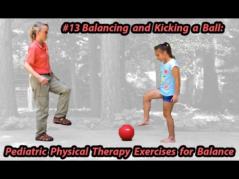 Видео: # 13 Балансировка и удар ногой по мячу: упражнения детской физиотерапии для равновесия
