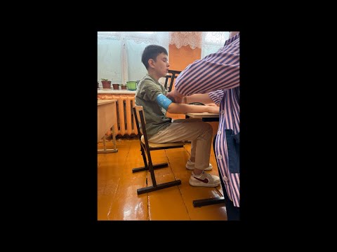Видео: Я в шоке!!! Школа только началась а моего сына бьют душит и снимают это всем класса на телефон!