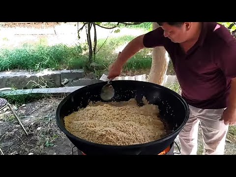 Видео: Плов Самаркандский от Талат ошпаз ! На 11 - кг с добавлением навота.Pilaf Samarkand from Talat.