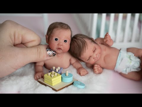 Видео: Время игр и кормление миниатюрных силиконовых новорождённых девочек Молли и Дейзи
