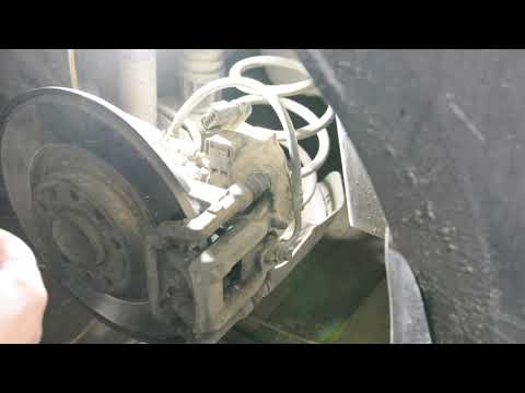 Видео: Замена колодок и тормозных дисков на Citroen C4 Grand Picasso2