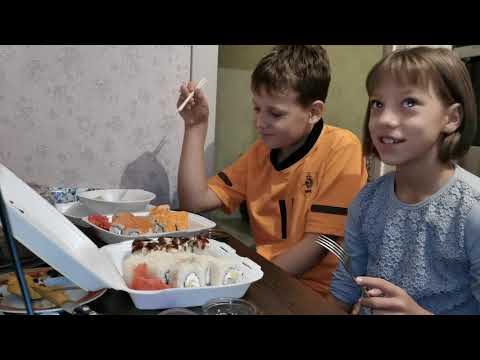 Видео: День рождения продолжается /Знакомтесь- Рита, сестра двоюродная/Роллы торт