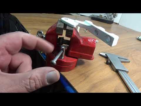 Видео: Ремонт петли холодильника ARDO