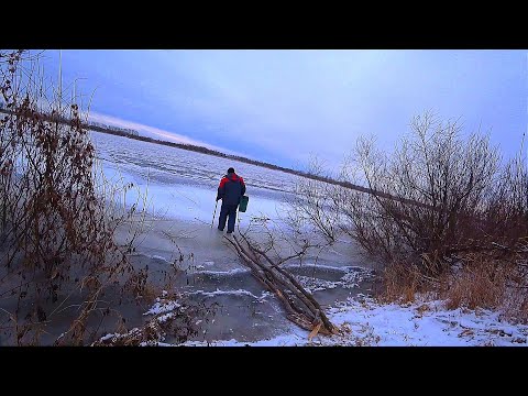 Видео: Забрались на ЛЬДИНУ и ПОПАЛИ на БЕШЕННЫЙ КЛЁВ рыбы!!!