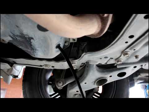 Видео: Замена масла в двигателе и фильтров на Toyota RAV4 2,5 Тойота РАВ 4 2018 года