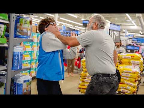 Видео: Оскорбительная шутка сотрудника Walmart!