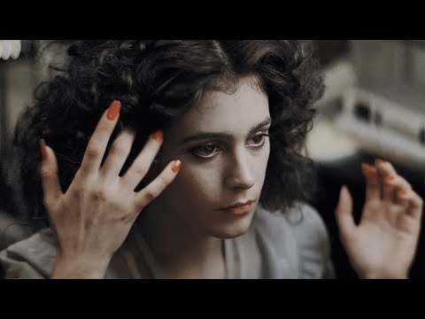 Видео: Она думает, что является человеком.