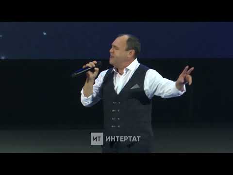 Видео: Айрат Гомәров “Өч гашыйк” җырын башкара