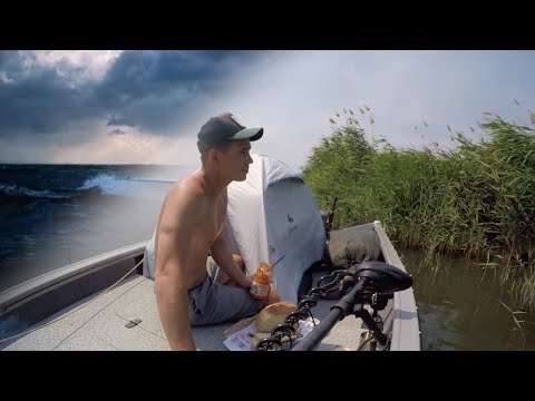 Видео: 72 ЧАСА В ЛОДКЕ! Маныч. Рыбалка в шторм