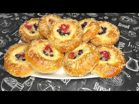 Видео: Сдобные воздушные ватрушки с творогом и ягодами от Виктории Хоревой