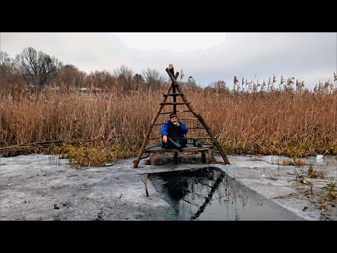 Видео: Строю шалаш на болоте. Размываю яму для рыбалки