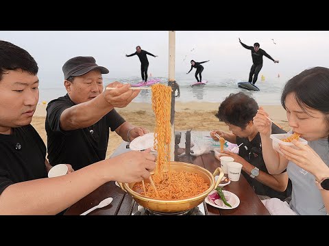 Видео: Рамен, который едят после игры в воде на пляже, действительно вкусный, хаха