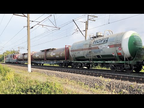 Видео: Медленно проходит ВЛ80С-2645 с цистернами и встречный ВЛ80С-1525 с грузовым составом