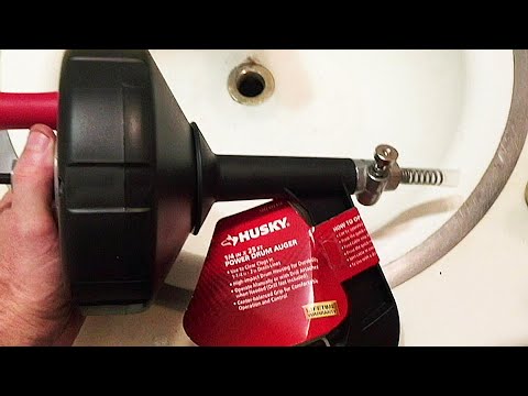 Видео: Прочистка слива раковины с помощью шнека HUSKY POWER DRUM
