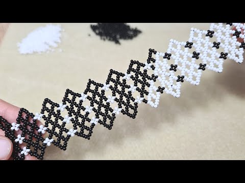 Видео: Чёрно-белый браслет из бисера/Бисероплетение/Мастер класс/Natali Amapola