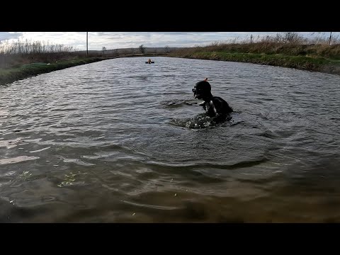 Видео: Пришлось нырнуть в холодную воду ) откуда появилась вода в пруду и из-за чего падает глубина...