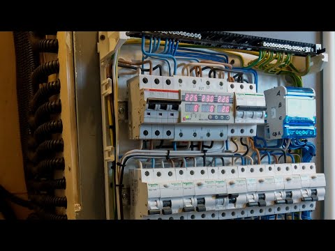 Видео: Cборка накладного 3х фазного электрощита на 54 модуля