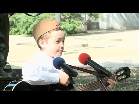 Видео: Саша Перепелица  выступает 9 мая  у памятника Владимиру Высоцкому