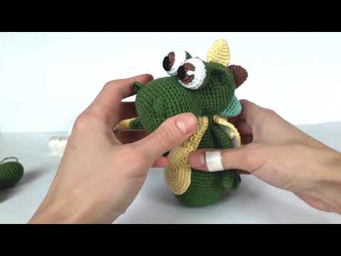 Видео: Динозавр крючком. Вязаные игрушки.Вязание для начинающих.Crochet dino.(Урок5 Глазки,пришиваем ножки)