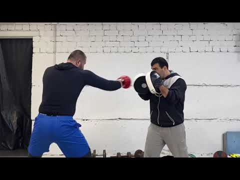 Видео: Комбинации для левши | Работа на лапах | Коронка в боксе