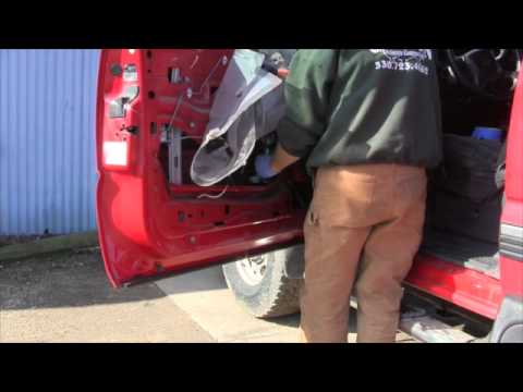 Видео: Как заменить электрический стеклоподъемник 99-06 Silverado