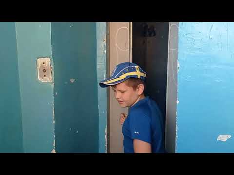 Видео: Многоэтажка в Южном: лифт, вид из окна в разные стороны и очень длинный подъезд