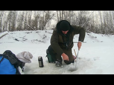 Видео: Зашел за грань торосов и началась потеха! Рыбалка на Оби в январе.