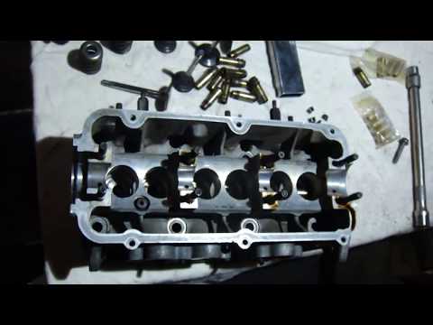 Видео: Ремонт ГБЦ Ауди 100 ( ABC ) Замена направляющих , притирка клапанов .