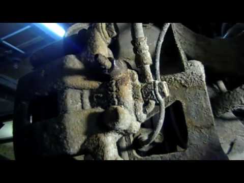 Видео: Как открутить штуцер прокачки суппорта/Caliper