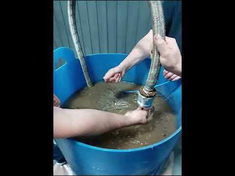 Видео: Скважинный насос Aquario переваривает 220 кг песка на куб воды. Тест насоса ASP1,8E в бочке с песком