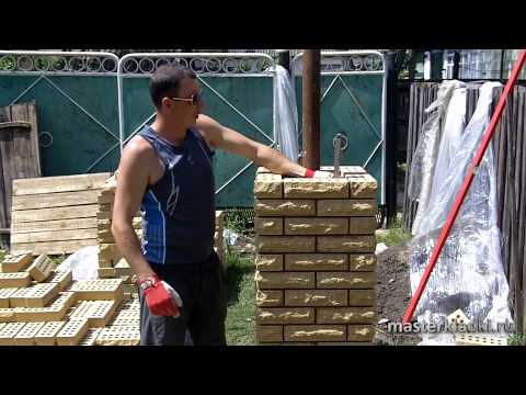 Видео: Контроль вертикали столбика из рваного кирпича "Скала" - [© masterkladki]