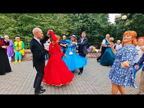 Видео: 23.08.25г..."Не Грусти Калина"... звучит на Танцполе в Гомельском парке... 