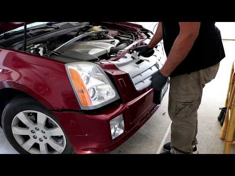 Видео: Замена ламп в фарах Cadillac SRX 2004-2009 годов выпуска