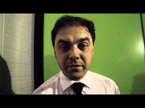 Видео: Официант под чем то битбоксит