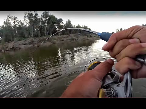 Видео: БРЕВНО НА ДНЕ ОЖИЛО И ПОТАЩИЛО ЛОДКУ!!!! Трофейная щука на джиг! Рыбалка 2021 на Оби.