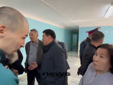 Видео: В Уральске сироты забрались на крышу общежития протестуя против временного переселения