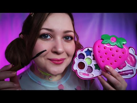 Видео: АСМР 💄 МАКИЯЖ ДЕТСКОЙ КОСМЕТИКОЙ от СТАРШЕЙ СЕСТРЫ 🍓 ASMR MAKEUP WITH CHILDREN'S COSMETICS 💄🍓