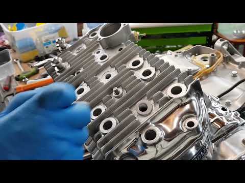 Видео: Установка головки блока цилиндров. Часть 13. Переборка двигателя Suzuki GT750. Руководство для ид...