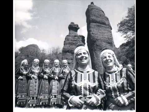 Видео: Малка мома двори мете -  Държавен ансамбъл за народни песни и танци ' Филип Кутев'