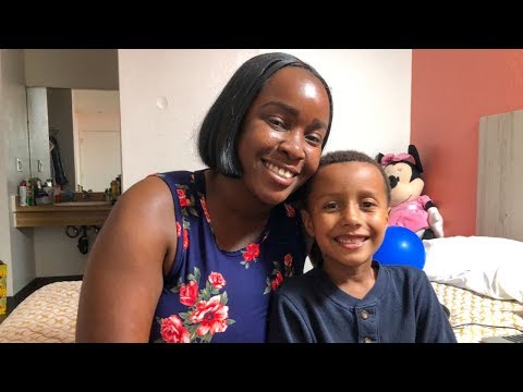 Видео: Бездомная семья из Лос-Анджелеса, проживающая в отеле с понедельной оплатой