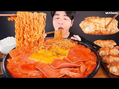 Видео: острая лапша с колбасой и жареные клецки Spicy Sausage Stew 🍜 Noodles Dumpling EATING ASMR MUKBANG