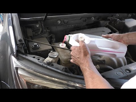 Видео: Замена антифриза в системе охлаждения на Toyota RAV4 2,5 Тойота РАВ 4 2018 года